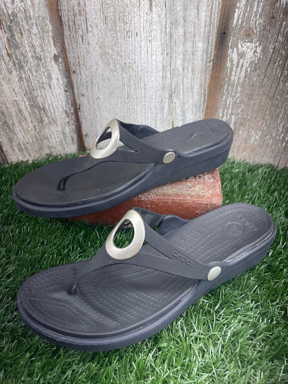 Crocs Women's Sanrah Sandal Thong Slide Black Low Wedge Ring Size 10